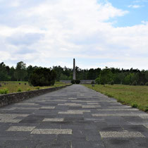 41) Zicht op het Obelisk Monument en inscriptiemuur vanuit het voormalige vrouwenkamp