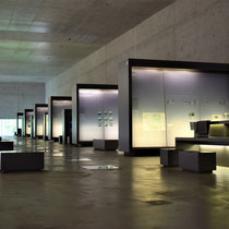 12) Overzicht van de tentoonstelling in het informatiecentrum - in de vloer zitten vakken waar bodemvondsten te zien zijn