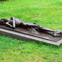 15. Bronzen beeld wat een slachtoffer voorstelt van concentratiekamp Natzweiler-Struthof