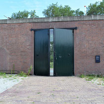 Buitenmuur van binnenaf gezien met oorspronkelijke locatie van de toegangspoort naar Oranjehotel