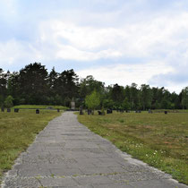 43) Zicht op het Joodse Monument met de gedenkstenen eromheen