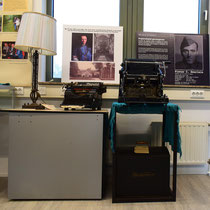 24. Originele lamp en schrijfmachine uit het kamp - onderdeel van de tentoonstelling 