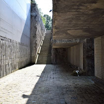 Memorial Monument Belzec- trap naar rechts