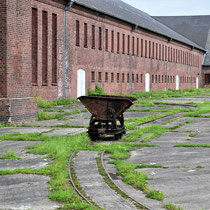 Wagons die fabriek inrijden 