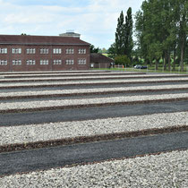 Gevangenenkamp - zicht vanuit gebouw 2 naar SS ingang 