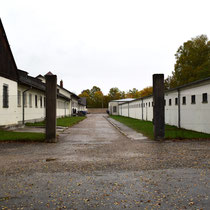 19. Poort naar de voormalige kampgevangenis - de Bunker staat aan de rechterkant en het administratie en onderhoudsgebouw staat aan de linkerkant