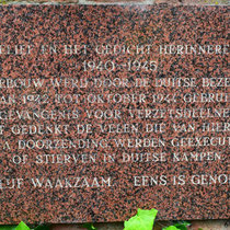 05. Gedenk plaquette aan de rechterkant van de poort