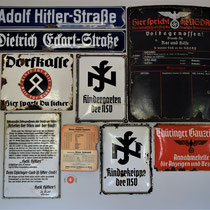 128) Overzicht van de tentoonstelling in het depotgebouw - oude propaganda borden en straatnaamborden