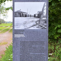 113) Informatiebord over de oorspronkelijke hoofdingang van concentratiekamp Bergen-Belsen 