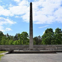 58) Vooraanzicht van het Obelisk Monument en de inscriptiemuur 