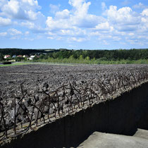 Bovenaan trap naar rechts Memorial Monument Belzec 