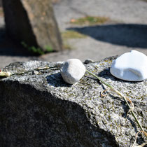 Overzicht memorial stenen - met roos