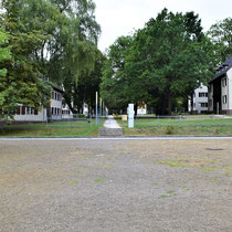 Voormalig SS kamp - nu administratiekantoren rechts en links jeugdherberg - zicht vanaf het plein voor het kamp