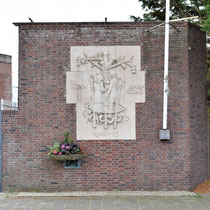 Een relief van Albert Termote dat in 1950 werd onthuld. De sculptuur toont de saamhorigheid van de gevangenen