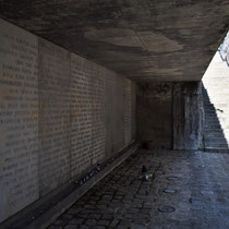 Memorial Monument Belzec - trap naar links
