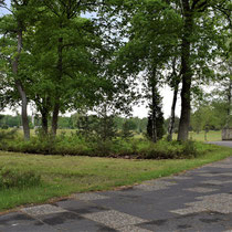 29) Zicht op het voormalige kampterrein vanaf de maquette met voor ons de gedenksteen van Bergen-Belsen