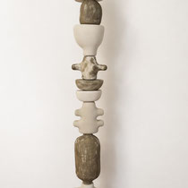 Alexandra Coutand Sculpture totem céramique verticale, formes organiques superposées