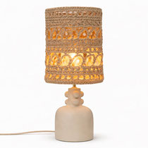 Lampe en céramique d’Alexandra Coutand avec base sculpturale et abat-jour textile vertical, pièce lumineuse pour projet architectural