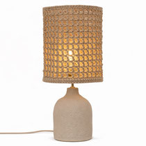 Lampe en céramique d’Alexandra Coutand avec abat-jour en fibres tressées, lumière chaude et matière texturée pour intérieur contemporain, style années 70