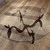 Table basse en verre avec structure sculpturale en corten aux lignes organiques, œuvre fonctionnelle du duo d’artistes Les Setch, entre sculpture contemporaine et mobilier d’art.