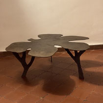 Table basse sculpturale en acier Corten aux formes organiques évoquant une feuille, création du duo d’artistes Les Setch, entre sculpture contemporaine et mobilier d’art.