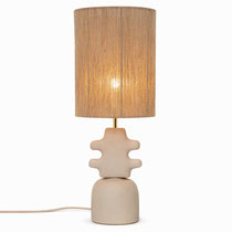 Lampe en céramique d’Alexandra Coutand avec base sculpturale et abat-jour textile vertical, pièce lumineuse pour projet architectural