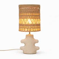 Lampe en céramique d’Alexandra Coutand avec base sculpturale et abat-jour textile vertical, pièce lumineuse pour projet architectural