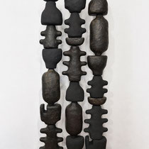 Alexandra Coutand Sculpture totem céramique noir, verticale, formes organiques superposées