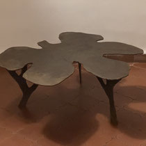 Table basse sculpturale en acier Corten aux formes organiques évoquant une feuille, création du duo d’artistes Les Setch, entre sculpture contemporaine et mobilier d’art.