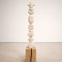 Sculpture céramique contemporaine d’Alexandra Coutand, forme verticale texturée sur socle en bois, pensée pour structurer un espace intérieur.