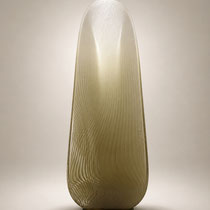 Grande sculpture contemporaine en verre translucide taupe, greige, champagne, aux formes épurées et lignes internes sculptées.
