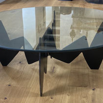Table basse en verre avec piètement sculptural en acier noir aux formes géométriques, œuvre du duo d’artistes Les Sétch, entre sculpture contemporaine et mobilier d’art.