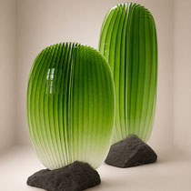 Deux sculptures contemporaines en verre vert translucide sur socles minéraux, présentées ensemble.