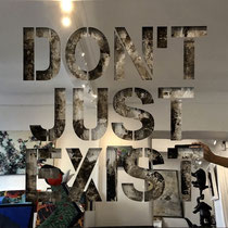 Joseph - DON'T JUST EXIST 68X81cm -  inox poli miroir sur mortier chaulé et pigments- josephartwork