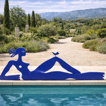 Les SETCH, sculpture monumentale contemporaine en acier thermolaqué bleu, pour jardin, terrasses et bord de piscine.