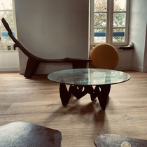 Table basse en verre avec piètement sculptural en acier noir aux formes géométriques, œuvre du duo d’artistes Les Sétch, entre sculpture contemporaine et mobilier d’art.
