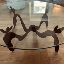 Table basse en verre avec structure sculpturale en corten aux lignes organiques, œuvre fonctionnelle du duo d’artistes Les Setch, entre sculpture contemporaine et mobilier d’art.