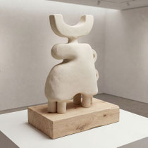 Sculpture céramique d’Alexandra Coutand, forme organique texturée avec ouverture supérieure, posée sur socle en bois dans un espace contemporain, sculpture ceramique design contemporain
