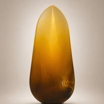 Grande sculpture contemporaine en verre translucide ambré aux formes épurées et lignes internes.