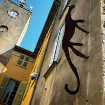 Les SETCH, sculpture contemporaine en acier découpé représentant un félin stylisé accroché à un mur, installation extérieure, art contemporain – Galerie Gabel, Biot