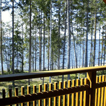 Genießen Sie alleine oder zu zweit ungestörtes, vor Wind und neugierigen Blicken geschütztes privates Sonnenbaden mit dem Rauschen des großen Sees als unaufdringliche Kulisse. Großer Balkon mit Blick zum See Südseite.