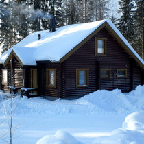 Ohne Worte!:  Ihr "Knusperhäuschen" im polaren Winterwald.  Hier gibt es "IHN" noch, den richtig knackig kalten Winter mit tiefverschneiten Wäldern!  Ihr Sunny Mökki Sysmä befindet sich auf gleicher geographischer Breite wie Süd-Alaska.