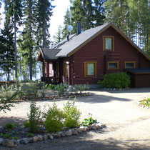 Sunny Mökki Sysmä. Sonniger Platz auf der Insel am Päijänne See Nationalpark. 50 m direkter Fußweg zum See. Südlage. Straßenansicht mit Feuerstelle und erster Sitzgruppe (Ostseite, Morgensonne). Ganzjährig direkt mit dem Pkw erreichbar.