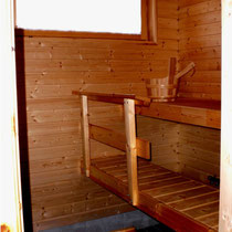 Ihnen liegt viel an Entspannung in Ihrem Urlaub? Unser Rezept: Tageslicht-Sauna mit Elektroofen im Haus. Daylight sauna with electrical stove in the house.