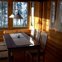 Der Tag beginnt schon mit einem sonnigen Lächeln! Frühstück in der Morgensonne, Sonnenerker in der großen, Top ausgestatten Essküche. Ihr Treffpunkt für gemeinsames Kochen und Genießen. Breakfast in the morning sun. Sunny jutty "Erkkeri" in the kitchen.