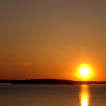 Auf dem Boot oder einem anderen verschwiegenen Platz in der Umgebung: Herrliche Sonnenuntergänge am Päijänne See erleben. Breathtaking sunsets at Lake Päijänne.