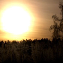 Eine besondere Faszination übt die tiefstehende Wintersonne in der polaren Umgebung über den Wäldern der Insel Päijätsalo aus.