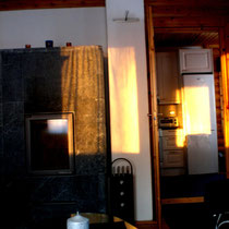 Die Wintersonne schickt ihre letzten Strahlen direkt ins Wohnzimmer, während Sie den Kamin anzünden. Zeit für die abendliche Sauna und das Einkuscheln vor dem Kaminofen!