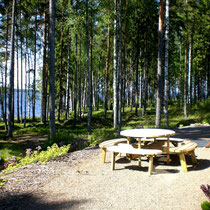 Blick auf den See. Folgen Sie der Sonne. Zweite Sitzgruppe, Südseite, vor der Terrasse.  View to the terrace. Southside.