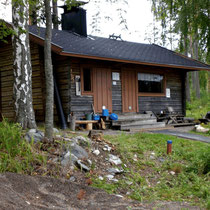 Für die Sauna-Puristen unter uns: urig alte Blockhaus-Sauna am Sandstrand mit Holzofen für die Anlieger und ihre Gäste, ca. 300 m vom Haus (Sauna gemischt mit Badehose und Bikini nutzbar).  Common log house sauna (woodfired) 300 m from the house.